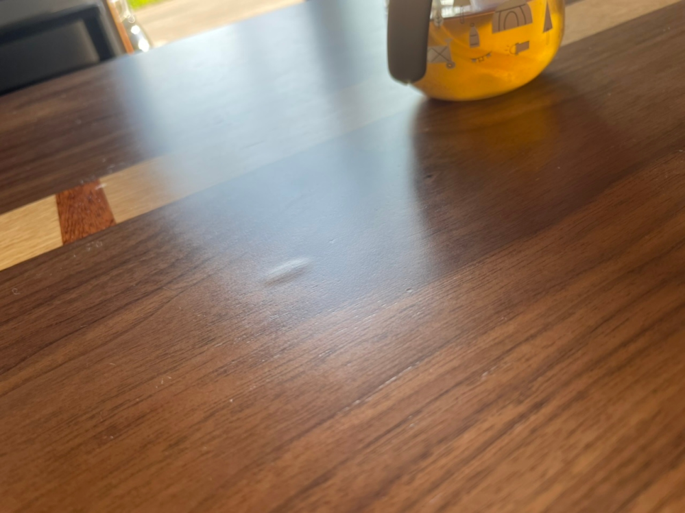 木製のテーブル、拭いてたら気づきました、、 この膨らみの治す方法を教えて下さい。