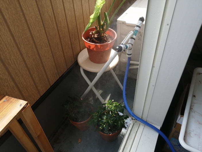 花＆観葉植物の熱中症について こんにちは 僕のアパートは二階が熱いです 超狭いベランダに室外機があります ベランダにミストで打ち水してます 4月頃、一階の玄関前に観葉植物を置いていたら葉...