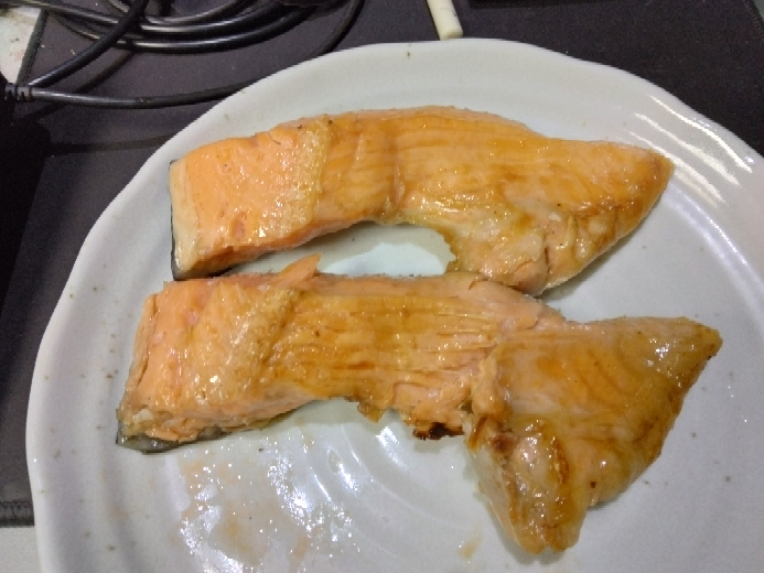 今日は、鮭のカマを焼きました。 美味しいよね？ (*^o^*)(*^o^*)(*^o^*)(*^o^*)