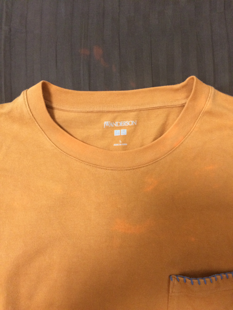 服の色落ち、色移りについて。洗濯後、ユニクロの服と一緒に洗ったものにオレンジ色の着色がつきました。他にも多数ついており落とすことができません。 なぜオレンジ色のシャツはこのようなに色落ちしたのでしょうか？洗剤や柔軟剤に3年間変化なし、日焼け止めや化粧品も一切使用なしです。