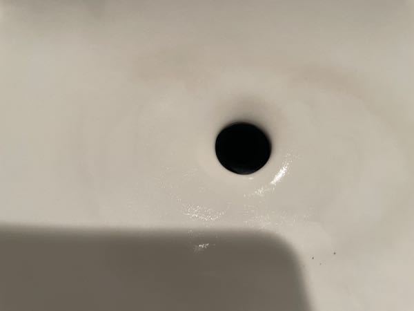 トイレのタンクの上の手洗い用の蛇口の下の水の落ちる部分に黒い輪ができています。落とすにはどうしたら良いでしょうか。