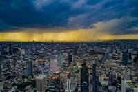 突然、雨が降る天気は東南アジアのスコールに似てますか？ 