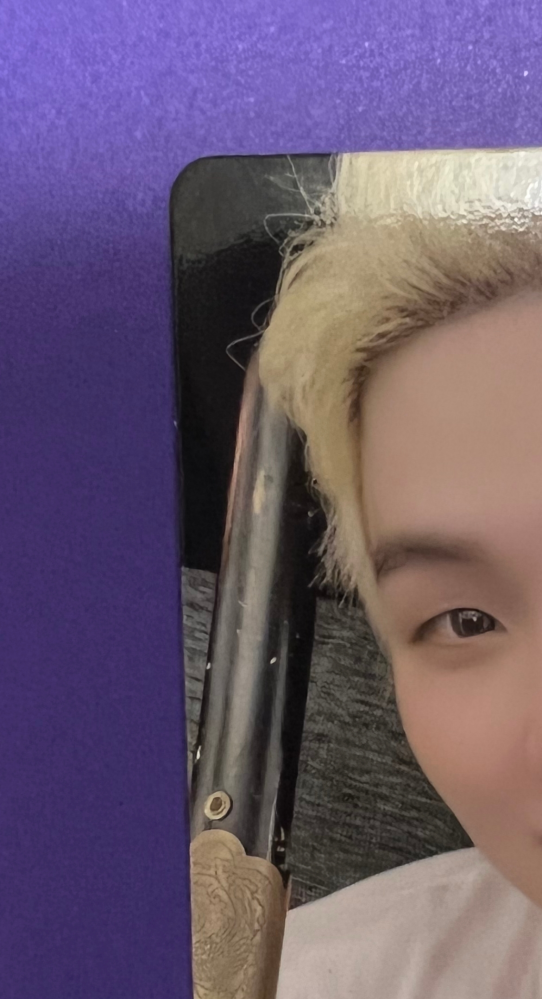BTSトレカの公式、非公式の見分け方について質問です。画像のような