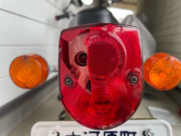 親戚からバイクを譲ってもらったのですがテールランプのカバー