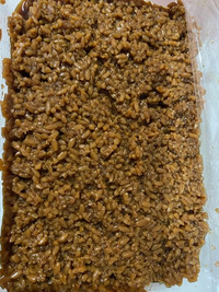 7/11に乾燥米麹で醤油麹をつけました。
米麹の袋の裏にあったレシピ通りの分量でつけました。
初めてつけたので完成形がわからないのですが、まだつぶつぶが完全に残っています。 スプーンで毎日混ぜているのですがその際に消毒してキッチンペーパーで拭いてから混ぜています。
アルコールスプレーで消毒しているのですがそのせいで酵母菌が死んでしまって発酵していないのでしょうか？？
それともまだ発酵途中なの...