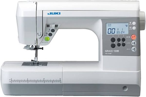 【アドバイス&口コミお願い致します！】 ミシンの購入について、個人の好みもあるとは思いますが、 JUKI HZL- G100B (本当は200で自動糸切りも欲しいのですがお値段的に難しく…) https://item.rakuten.co.jp/ozu/ju-hzlg100b/ ジャノメ JN810 https://item.rakuten.co.jp/ozu/ja-jn800/ の2機種で悩んでいます。 15年来のジャノメ モナーゼE4000が故障してしまい、修理に3万5千円はかかるとの事で、新しく購入を検討しています。 子供が小さい頃は服などをよく作りましたが、大きくなり、今はあまり裁縫する時間も取れないので、直線縫いを主として飾り縫い機能はあまり要りません。 お値段は3〜5万円以内で、ある程度厚物も縫えて使い勝手の良いミシンが希望です。 最近、手芸屋さんでミシンを見せて頂いたら、15年の進化に本当にびっくりしました。 あったのはJUKIのHZL- 200だったのですが、音も静かで縫い台も大きく、機能も自動糸切りや自動下糸通し、とめ縫い自動返縫いなど、本当に昔にはない機能ばかりで、本当に便利なのかすら分かりませんでした(笑) ただ、JUKIさんは布送りがしっかりしていて、縫い目も綺麗でこの機種はパワーもあると伺ったので、きになります。 ただ、200は約7万位で手が届かないので、自動糸切り無しの100Bが検討範囲ですが、自動糸切りは皆さん便利だと言うので気になります… ジャノメは色々調べたのですが、機種が色々ありすぎてよく分からず、価格が4万円なのにJUKI -G100Bでは無い、自動糸切りやとめ縫いなどほしい機能がほぼ全部付いているジャノメ JN810が良いのかなぁと思いました。 気になるのは、パワーと厚地の縫い具合がJUKIと比べてどうか、あと大きさや重さはコンパクトなので、やはり縫い台大きめで重くてしっかりしたミシンの方が良いのかと言うところで、JUKIと悩んでいます。 ちょっと用途により、おすすめも別れると思いますが、アドバイスを頂けましたら幸いです。 何卒宜しくお願い致します！