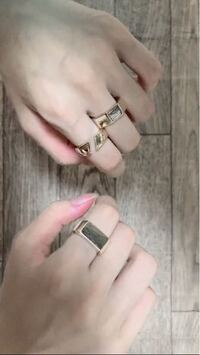 このリングの付け方はおかしいですか 1つずつつけた方が良いですか Yahoo 知恵袋