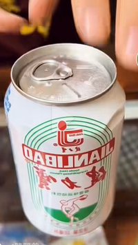 TikTokで中国の駄菓子屋みたいな動画を見ました。
この炭酸ジュースを美味しそうに飲んでたのですが、日本にも売っているやつですか？ 