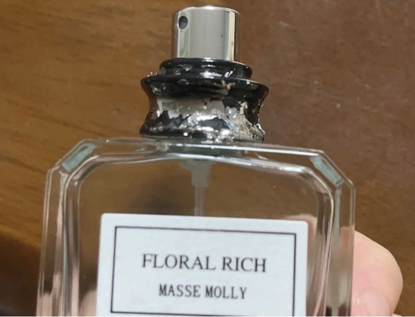 masse mollyの香水をメルカリで購入したのですが梱包を外すと一緒に上の銀の塗装（？）も取れてしまいました。これは元々取れるものなのですか？