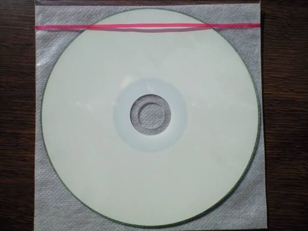 自分で作ったオリジナル曲を入れる等CDを手焼きする際画像の様にCDディスク本体に販売元の会社名がない事がありますがこの様な場合このディスクのみで販売元を特定することは可能なのでしょうか 販売され...