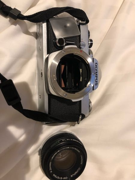 フィルムカメラOLYMPUSOM1で本体のレンズを外したところのプラスチックのものが外れました。どうしたらいいですか？