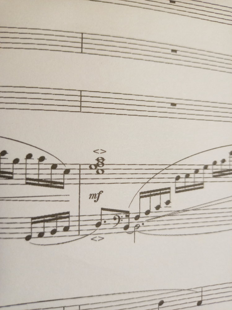 ピアノ譜の中に不等号のような記号がありました。どのような意味でしょうか。