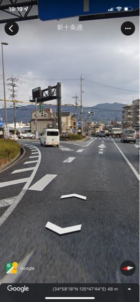 ここは前方の信号が赤でも左に行けますか？京都山科稲荷山トンネルの出口です。