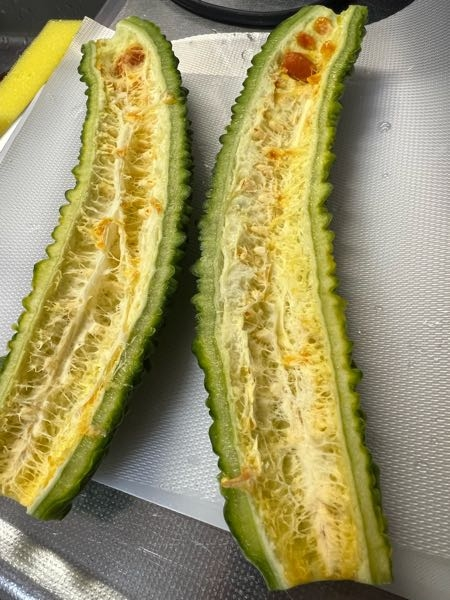 ゴーヤを切ると中身がこんな感じになっているのですが 食べれますか Yahoo 知恵袋