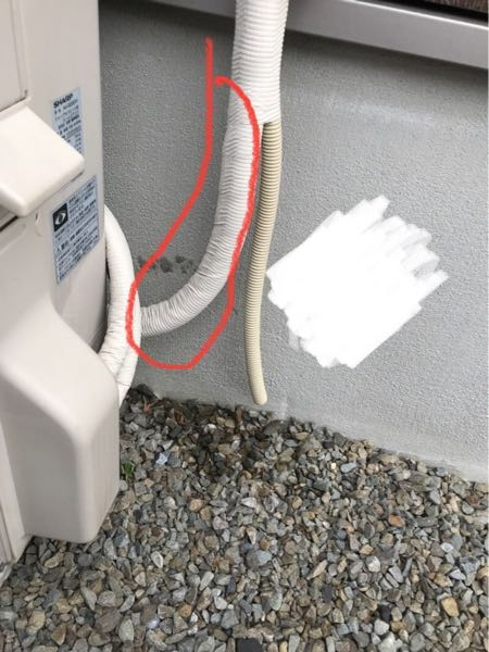 エアコンの水漏れについて 画像の赤枠の部分から水漏れしているようなのですが、原因わかりますでしょうか？