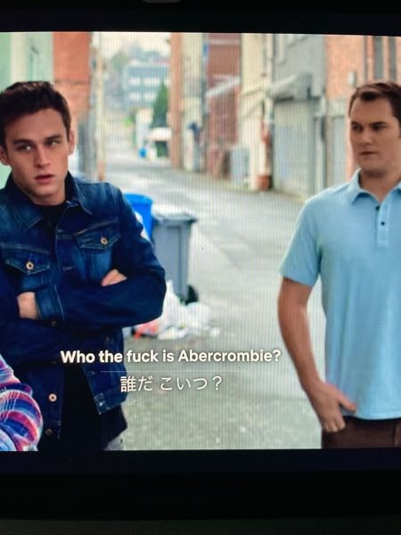 Netflixのドラマ13 reasons why を見てるのですが、 英文: Who the fuck is Abercrombie? 日訳: 誰だこいつ？ この文で3つ質問があります。 1...