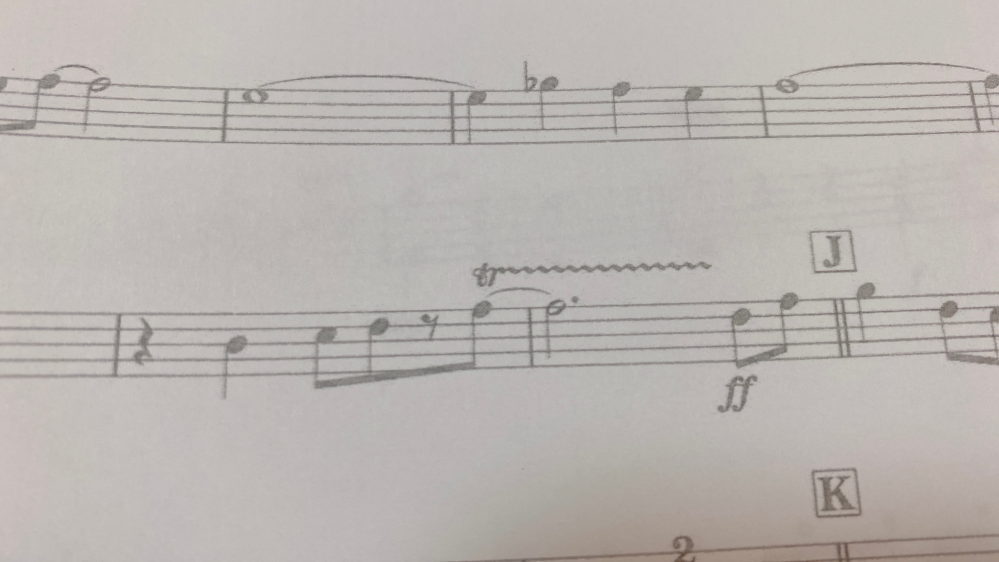 グロッケンの楽譜なのですが、これはどのような意味ですか？tr~~~の部分です。