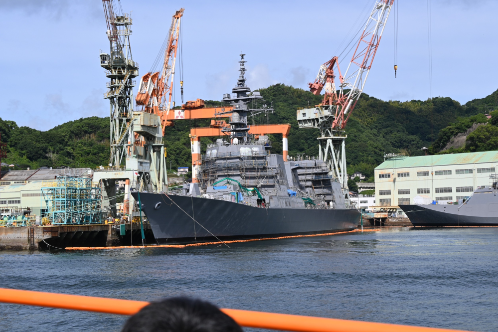 この護衛艦は何型でしょうか？ 先日長崎港内の三菱重工長崎造船所付近で撮影したものです。艦番号が確認出来ず識別できませんでした。 あさひ型護衛艦でしょうか？