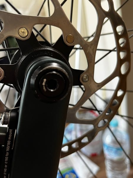ロードバイク前輪の取り外しについて 写真のネジが硬すぎて外れません 何か対処法はありますか