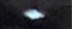 月の周りを取り囲む雲から言葉ではできない謎のものが見えていたので写真でとったのですが、影にしかうつりませんでした。 しかしそのあと写真を見返してみると右上にこのようなものが写っていたのですが、飛行機とかそういうものではないですか？