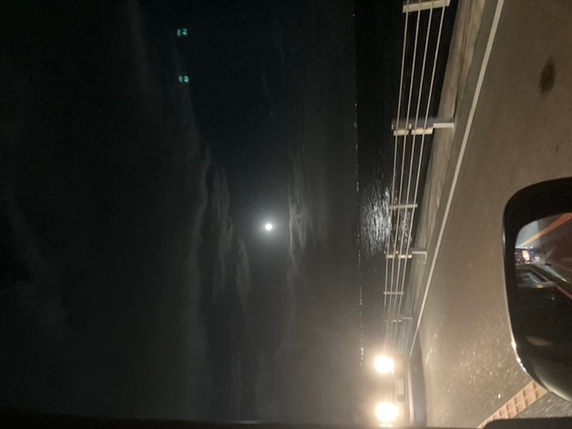 昨日の夜、江ノ島方面から鎌倉に向かっている途中 海の上にある月が凄く綺麗で 写真を車の窓を開けて撮ったところ 月より上の右側に 同じ形の緑の光が二つ並んで写ってました！ そこは、まさにただの空で 何かの反射などはありません。 撮れた時ビックリしたんですが 肉眼で見直してももういなくて…。 こうゆうのって どこで調べてもらえるんでしょうか？(・_・; UFOも、お月見しに 観光船飛ばしてたんでしょうかねぇ。