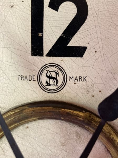 この時計のメーカーわかる方いますか？丸の中にSとNが重なったようなマークです