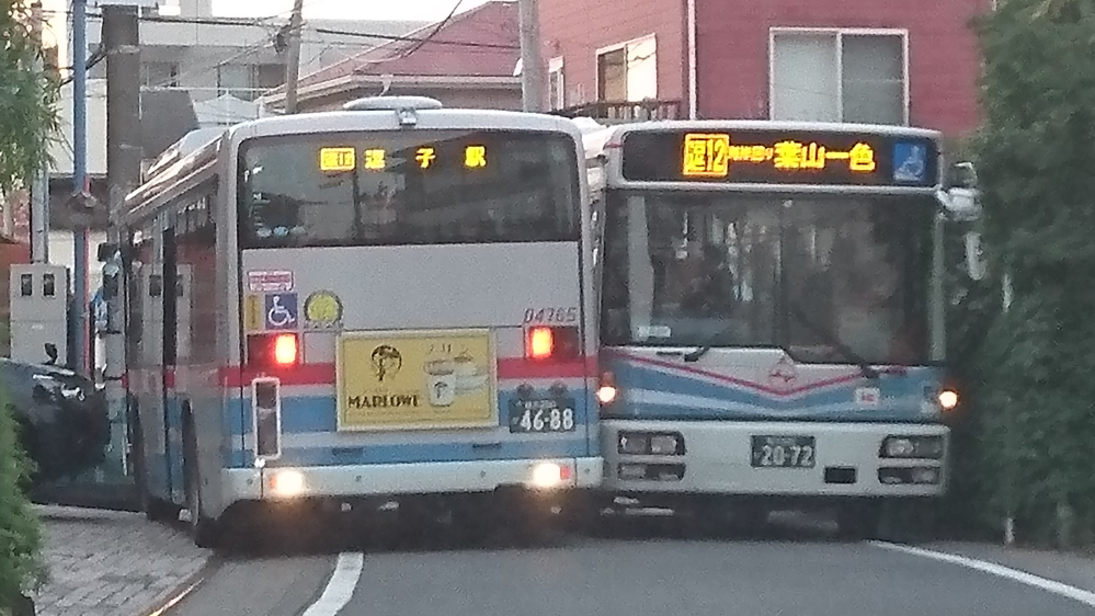 京浜急行バスの逗11、逗12等、 一色海岸や森戸海岸を通る路線バスは 写真の様に離合するのが大変なのに 何故ナロー車を使用しないのでしょうか？ 使用出来ない理由等があるのでしょうか？