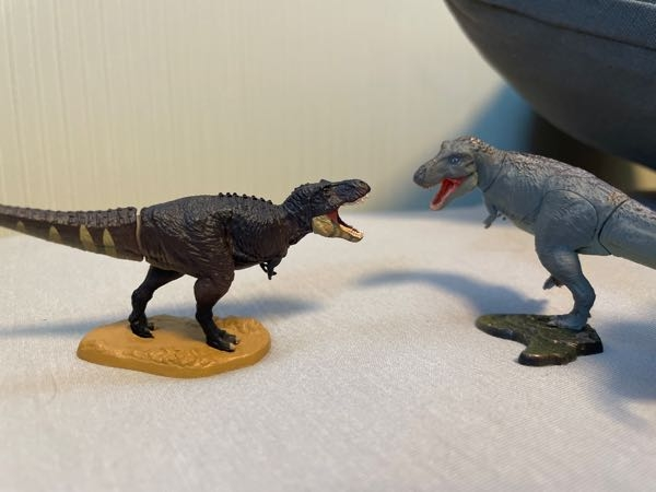 右と左、どちらが恐竜のフィギュアとしてはクオリティーが高いですか？