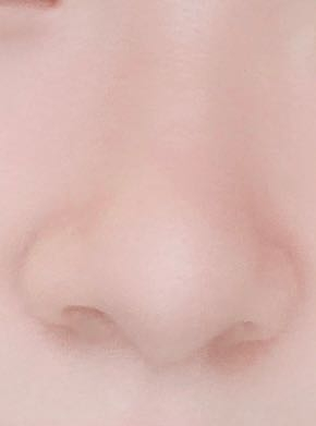 鼻がコンプレックスです。 高さはそこそこあるのですが、鼻の横幅が大きいです。。 どうしたら少しはマシに見えますか？？この鼻の形は何鼻でしょうか？？ お金と年齢的に整形は難しいです。