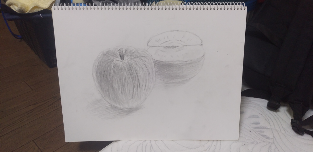 デッサンでリンゴ描きました。感想よろしくお願いします。