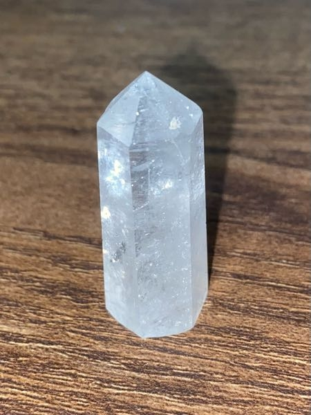 こちらの石は本物の水晶でしょうか？ かなりお安く購入したので、偽物か疑っています。 触るとひんやりするので本物のようにも思いまが、 家にある本物の水晶に比べて、やや曇っています。 写真はフラッ...