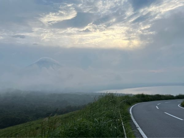 下のような写真を撮ったら知り合いの写真好きの人に下手と言われました。パノラマ展望台という山中湖と富士山が見えるという場所で撮った写真ですがどう撮れば良かったでしょうか？