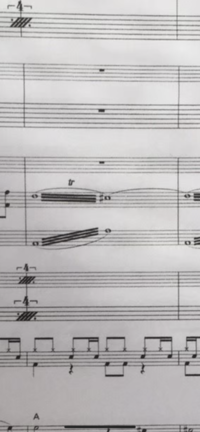 ピアノ楽譜の読み方がわかりません 画像のように 三本線の上に Yahoo 知恵袋