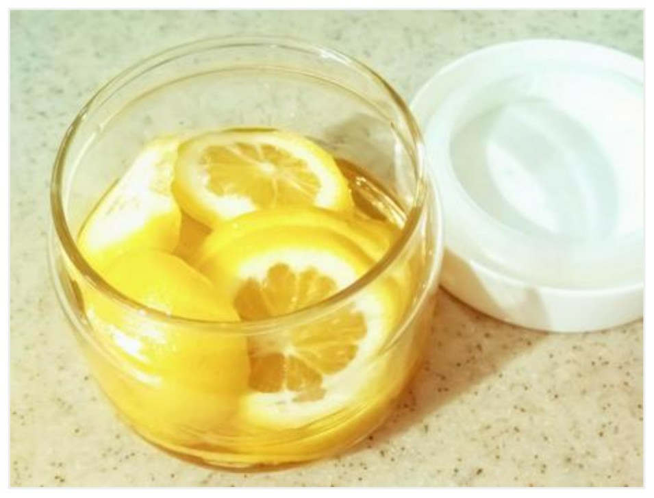 レモンのはちみつ漬けは、どんな風に食べたり飲んだりするのが好きですか？ 炭酸水と割ったりですか？