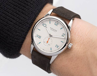 ノモスグラスヒュッテは凄く洗練されてお洒落で真面目な時計だと Yahoo 知恵袋