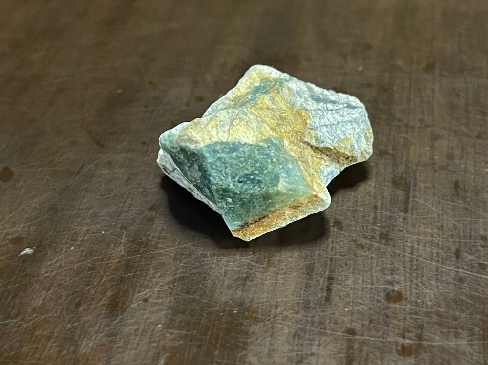 群晶の点在する石器 川揚がり