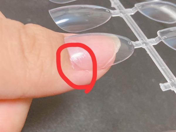 ネイルチップについての質問です。親指の爪だけ生え際に角があり