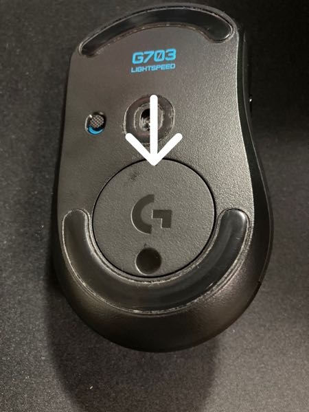 G703 の横にある透明なビー玉