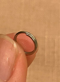 この丸カン？のようなパーツの名前を教えてください。
もし名前がなければどう調べてば出てくるか教えて頂きたいです。
渦巻き状になっているものです。 