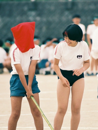 女の子がブルマ姿で、かなり昔の中学校の運動会の写真です。これ... - Yahoo!知恵袋