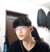 冨永愛さんの息子さん 富永章胤さん の眼鏡のことですが 本人は配信で Yahoo 知恵袋