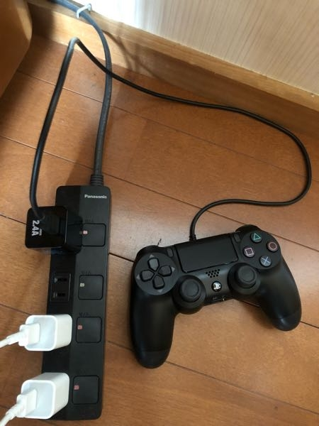 PS4のコントローラーをコンセントで充電しようと思い写真のように繋い