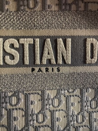 DIORのトートを買ったのですが、前面のParisの文字がお... - Yahoo!知恵袋