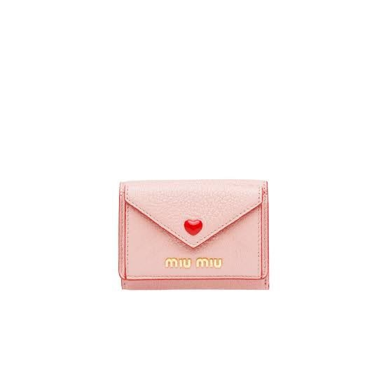 miumiuのラブシリーズの三つ折り財布 miu miu ミュウミュウ マドラスラブ 三つ折財布 ブラック レッド