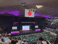 アイドルグループのライブで日本武道館のS席チケットを購入したのですが、2階席の後ろから4列目でした。 一般二次販売で購入したチケットなので、ある程度後方になることは想像してましたが、正直こんな後ろの席をS席として販売するなよと思いました。
S席指定のあるライブは初めてだったのですが、S席と言ってもこんなものなのでしょうか。