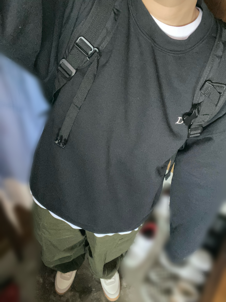 11月中旬にこの格好だとおかしいですか 白のロンティーに黒の Yahoo 知恵袋