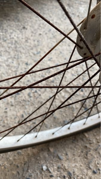 自転車のサビについての質問です。
雨ざらしにしてしまった自転車を復活させようと、サビ取りクリームを試していますが、取れている気がしません…
画像は前輪ですが、ブレーキパッドのあたりも同様の具合です。 仮にサビが取れたとして、荷重に耐えられるでしょうか？あとうまくサビを取る方法もありましたらご享受ください。