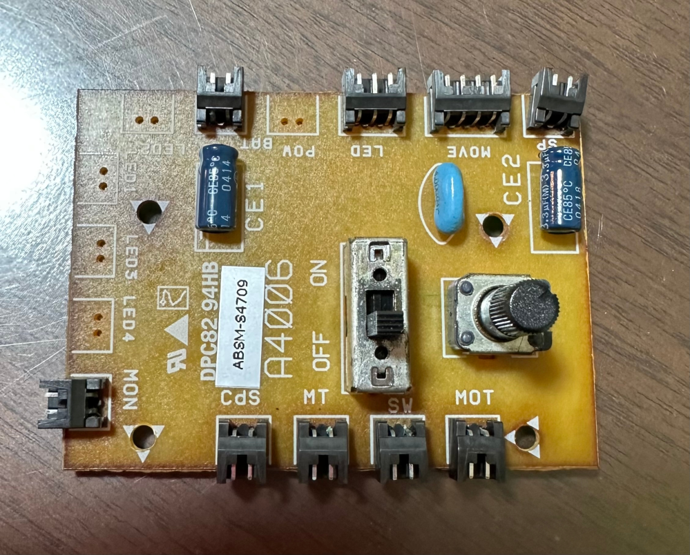 基盤のMT SW MOTとは ジャンクで購入したからくり時計を開けたら、配線が抜いてありどこに刺したら良いのかが分からなくて困っています。 基盤のMT SW MOTとは一般的に何を指すのでしょうか。後の部分は判明しています。 余っている線は、時計部分から来ているものが1つ、からくり部分から２つで、からくり部分の2つのうち一つはからくりに電力を送る線だと思っています。 どうぞよろしくお願いします。