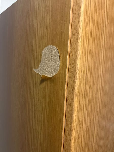 写真の通り、賃貸の下駄箱なのですが、シールを剥がす際に一部表面が 