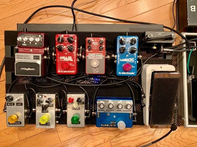 KingGnuの常田大希さんのエフェクターボードなんですが、6つある銀色